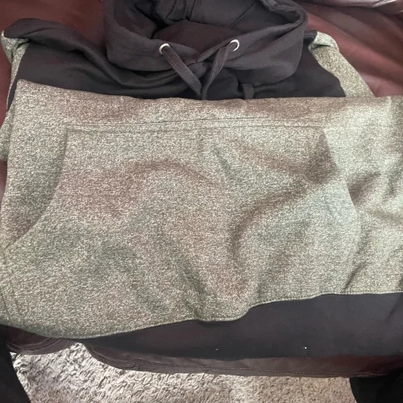 LIKE NEW HOODIE BY BLACK JACK. GREEN AND BLACK W/ FRONT POCKET - Picture 4 of 5